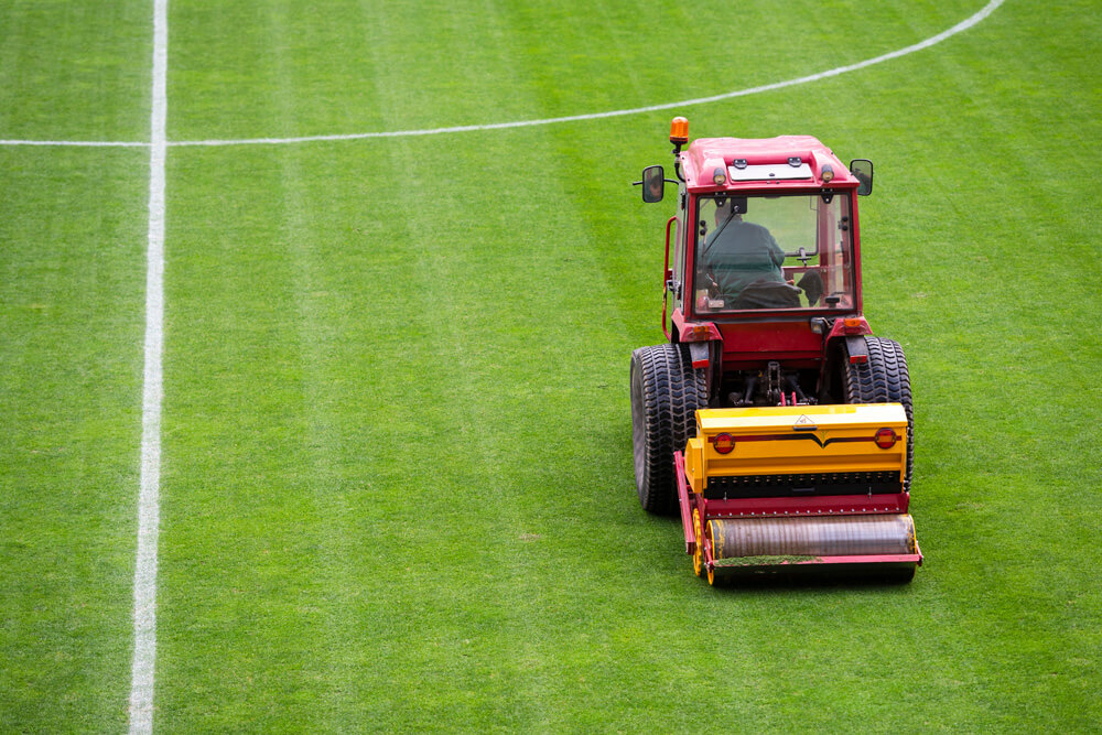 Greenkeeper sät Rasensamen aus