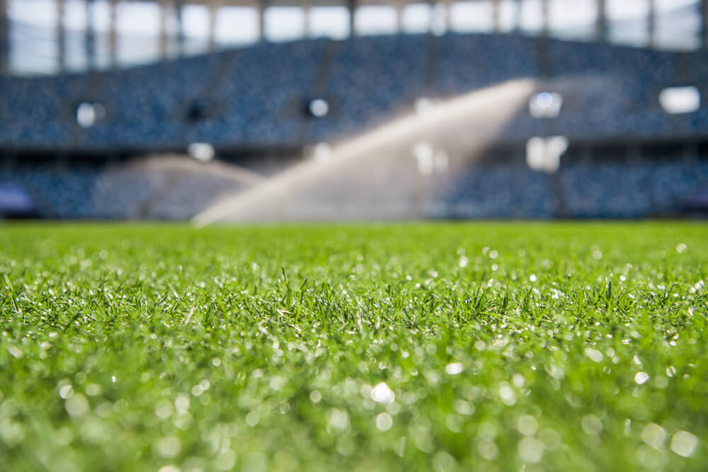 Greenkeeper wässern Fußballfelder regelmä