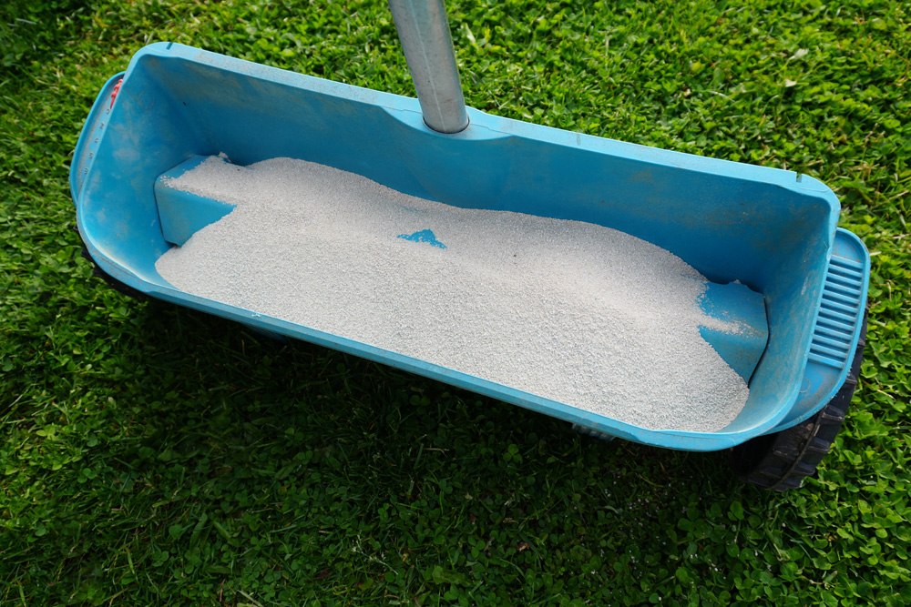 Rasenkalk mit Hand oder Streuwagen verteilen