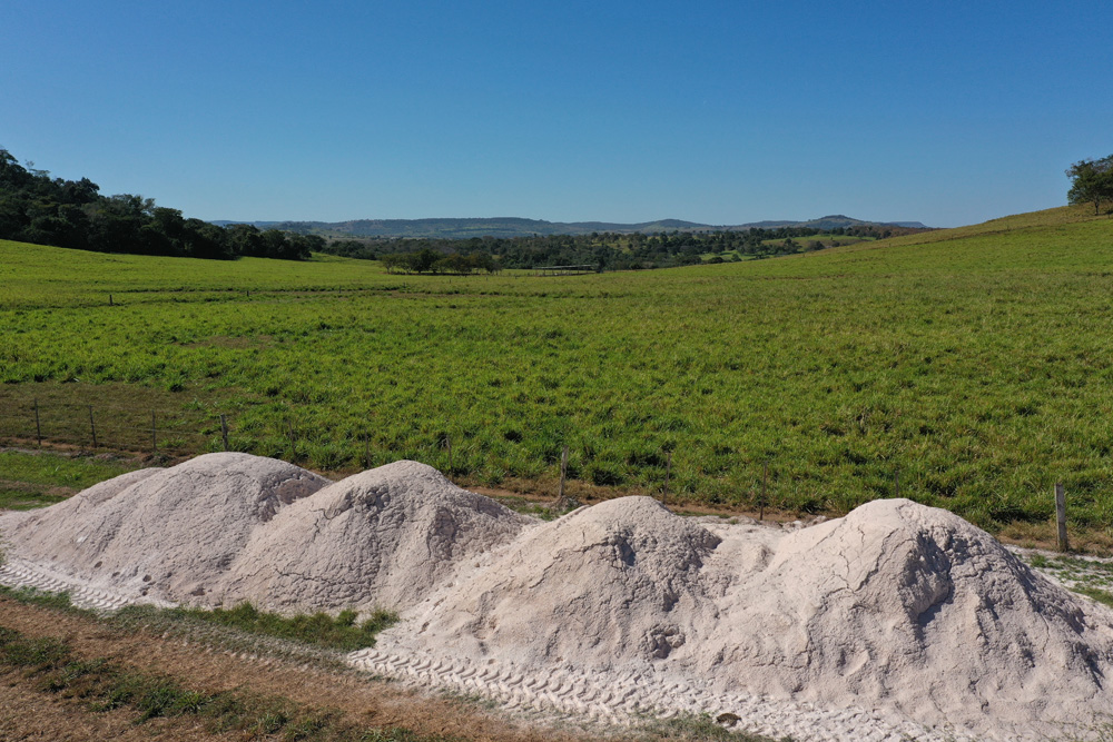 Wartet auf den Einsatz: Kalkhaufen