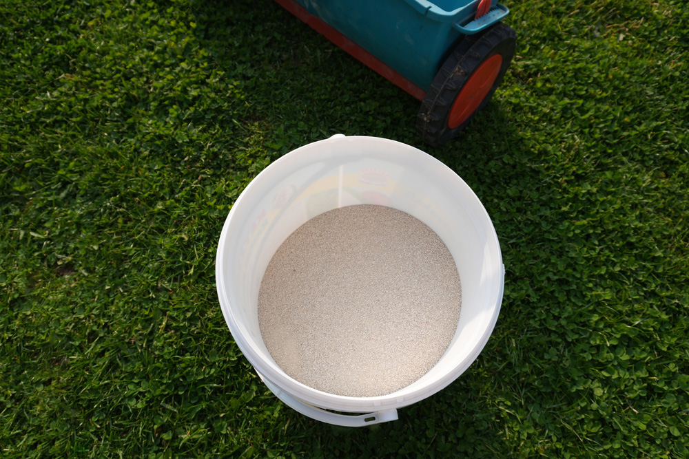 Eimer mit Rasenkalk