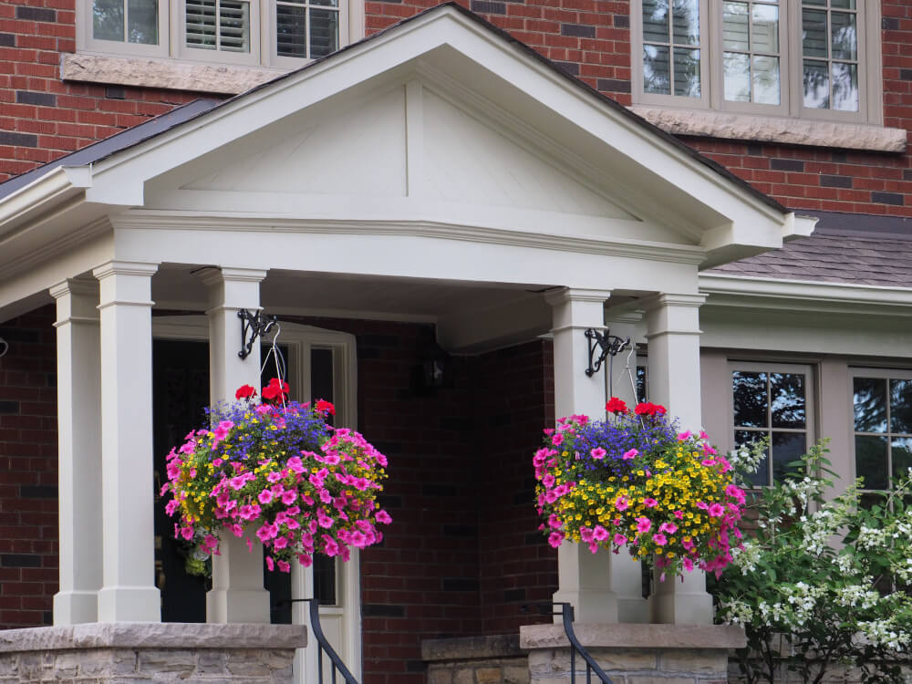 Amerikanische Porch mit englischen Hanging Baskets