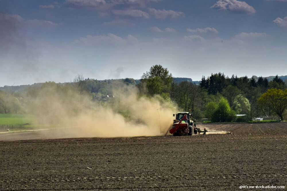 Traktoraussaat mit Staubwolke